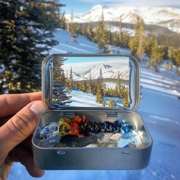 Художник рисует мини-копии пейзажей в коробочках из-под леденцов Художник рисует мини-копии пейзажей в коробочках из-под леденцов