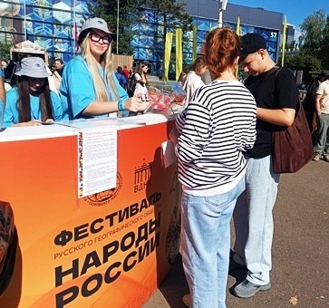 В Москве в выходные расписывали гжель, наблюдали за барсами и готовили чак-чак В Москве в выходные расписывали гжель, наблюдали за барсами и готовили чак-чак